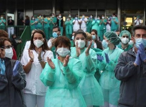 Οι υγειονομικοί, στην πρώτη γραμμή της μάχης κατά του ιού, διεκδικούν μέτρα προστασίας και ενίσχυση του δημόσιου συστήματος Υγείας