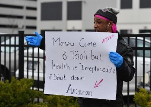 «Τα λεφτά πάνε και έρχονται, αλλά η υγεία είναι αναντικατάστατη», λέει το πλακάτ του απεργού - εργάτη της «Amazon»