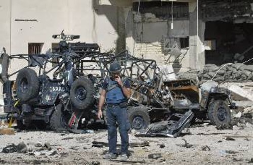 Ιταλός στρατιώτης έξω από το κατεστραμμένο αρχηγείο τους στο Ιράκ
