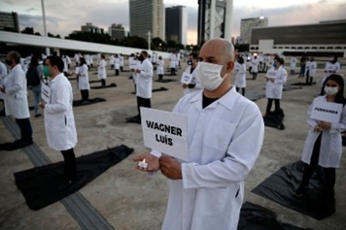 Από διαμαρτυρία γιατρών στη Βραζιλία που μνημονεύουν συναδέλφους τους που έχασαν τη μάχη με τον κορονοϊό