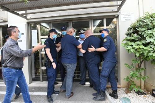 Η αστυνομία δεν επιτρέπει στα μέλη του ΔΣ του ΕΔΣΝΑ να μπουν στο κτίριο του ΕΔΣΝΑ!