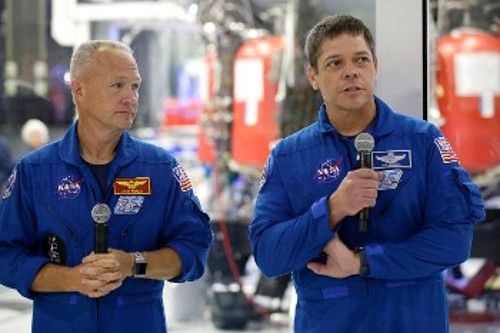 Το πλήρωμα της αποστολής, αποτελούμενο από τους αστροναύτες της NASA, Νταγκ Χάρλεϊ (αριστερά) και Μπομπ Μπένκεν. Ο Χάρλεϊ ήταν πιλότος και στην τελευταία πτήση διαστημικού λεωφορείου, του «Ατλαντίς», τον Ιούλη του 2011
