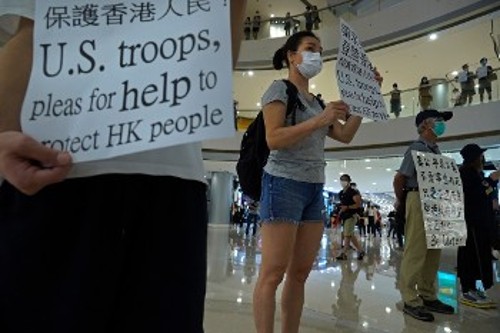 Διαδηλωτές στο Χονγκ Κονγκ καλούν τα αμερικανικά στρατεύματα να «βοηθήσουν» στην αντιπαράθεση με την Κίνα