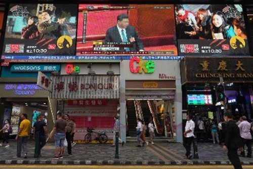 Γιγαντοοθόνη στο Χονγκ Κονγκ αναμεταδίδει την ομιλία του Κινέζου Προέδρου στη Λαϊκή Εθνοσυνέλευση