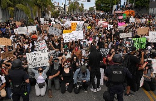 Μεγάλη η συμμετοχή διαδηλωτών στις κινητοποιήσεις του Σαββατοκύριακου στο Λος Αντζελες, παρά την ανάπτυξη της Εθνοφρουράς και μέτρα απαγόρευσης της κυκλοφορίας...
