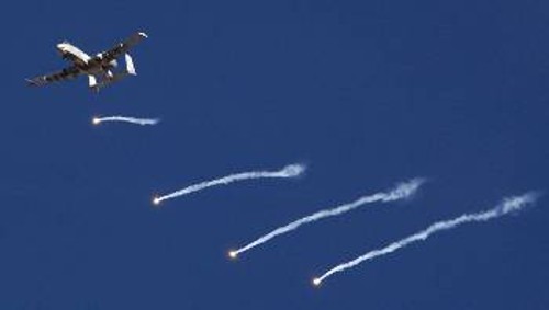 Αεροπλάνο των κατοχικών δυνάμεων βομβαρδίζει στόχους στο Κιρκούκ