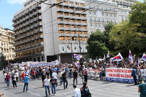 Η στιγμή που η πορεία των εργαζομένων φτάνει στο Σύνταγμα, όπου την υποδέχονται τα συνδικάτα και οι φορείς της Αττικής