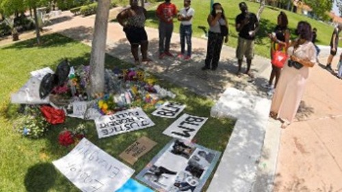 Διαμαρτυρία στο σημείο που βρέθηκε απαγχονισμένος νεαρός Αφροαμερικανός στην Καλιφόρνια των ΗΠΑ