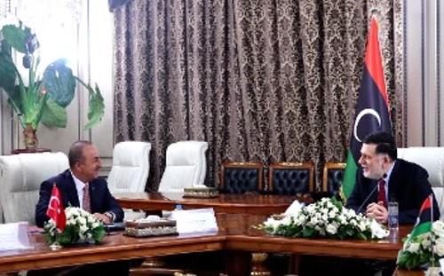 Από τη χτεσινή συνάντηση του Τούρκου ΥΠΕΞ, Μ. Τσαβούσογλου, με τον δοτό Λίβυο πρωθυπουργό Φ. Σάρατζ
