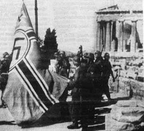 Απρίλης 1941. Οι Γερμανοί υψώνουν τη σημαία με τη σβάστικα στην Ακρόπολη. Αυτή κατέβασαν το Μάη ο Λ. Σάντας και ο Μ. Γλέζος