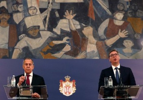 Από τη χτεσινή επίσκεψη του Ρώσου ΥΠΕΞ Σ. Λαβρόφ (αριστερά) στη Σερβία, στη συνέντευξη με τον Σέρβο Πρόεδρο Αλ. Βούτσιτς