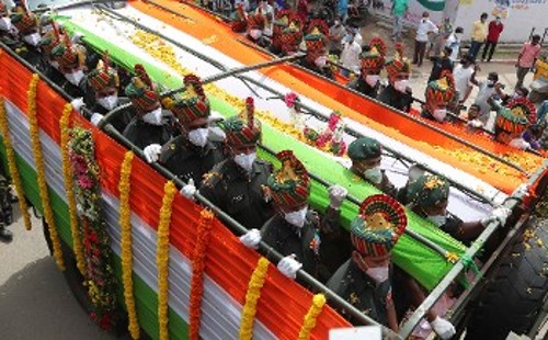 Από την κηδεία των Ινδών στρατιωτικών που σκοτώθηκαν σε συγκρούσεις με Κινέζους