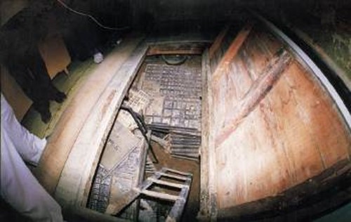 Η πρώτη εικόνα που έδινε το άνοιγμα της κατακόμβης του τυπογραφείου. Με τη σκάλα αυτή κατέβαιναν τα μέλη της ομάδας στην κατακόμβη, για να στοιχειοθετήσουν τα κείμενα και, διπλωμένοι στα δύο να περάσουν στο χώρο της μηχανής