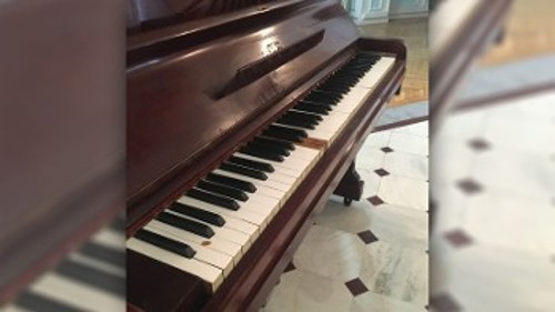 Το πιάνο του Μάνου Λοΐζου που πρόσφερε στο Στέκι Πολιτισμού της ΚΝΕ η κόρη του, Μυρσίνη