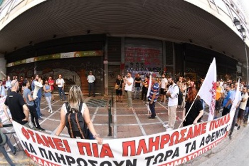 Από τη χτεσινή διαμαρτυρία των σωματείων των δύο κλάδων στο υπουργείο Εργασίας