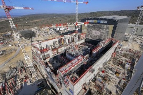Από τις εργασίες κατασκευής του θόλου του αντιδραστήρα ITER, ακριβώς δίπλα από το κτίριο συναρμολόγησης, πάνω στο οποίο είχε αναρτηθεί πανό με σχέδιο του αντιδραστήρα, στη μορφή που θα έχει κατά την ολοκλήρωσή του