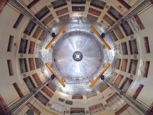 Το κατώτερο τμήμα του αντιδραστήρα ITER, τοποθετείται στο βυθό του θόλου του αντιδραστήρα. Σε μια εσοχή στο πάνω μέρος φαίνονται μερικοί άνθρωποι, αναδεικνύοντας το μέγεθος του αντιδραστήρα