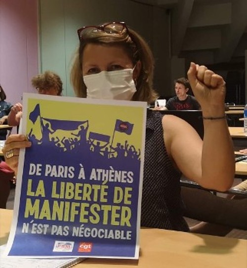 Συνδικαλίστρια του Εργατικού Κέντρου CGT Val de Marne κρατά την αφίσα αλληλεγγύης που τύπωσε το γαλλικό Εργατικό Κέντρο