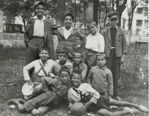 Θεσσαλονίκη 1935, στις γειτονιές του Ντεπώ. Η ποδοσφαιρική ομάδα «Τα Καμινινίκια» (Ο Γ. Φαρσακίδης στα αριστερά με τις τιράντες). Από τους εικονιζόμενους όλοι θα πάρουν μέρος στην Αντίσταση, τρεις θα υπηρετήσουν στον ΕΛΑΣ - ο ένας θα σκοτωθεί - και κάποιοι θα περάσουν απ' τη Μακρόνησο...