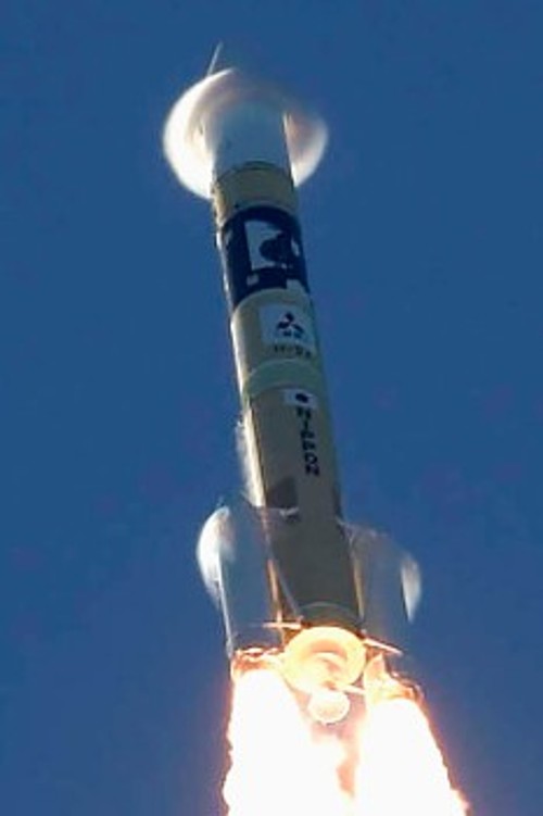 Η εκτόξευση προς τον Αρη του δορυφόρου «Αμάλ» των ΗΑΕ, με ιαπωνικό πύραυλο. Οι δακτύλιοι γύρω από τις μύτες του κεντρικού και των βοηθητικών πυραύλων οφείλονται σε συμπύκνωση υγρασίας της ατμόσφαιρας