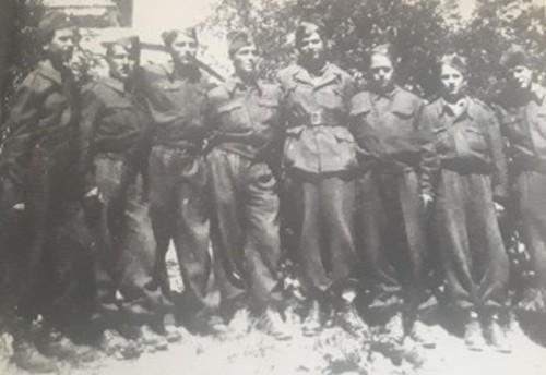 Τα μέλη της ομάδας των οκτώ τελευταίων μαχητών του ΔΣΕ στα Αγραφα που τον Απρίλη του 1950 πέρασαν στις Λαϊκές Δημοκρατίες. Τέταρτος από αριστερά ο Τάκης Ψημένος