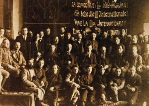 Ο Λένιν στο 2ο Συνέδριο της Κομιτέρν στη Μόσχα. Στο πανό που έχει αναρτηθεί γράφει: «Ζήτω η Γ΄ Διεθνής»
