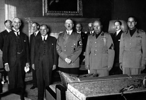 Συμφωνία του Μονάχου (από αριστερά προς δεξιά: Τσάμπερλεν, Νταλαντιέ, Χίτλερ, Μουσολίνι και Τσιάνο)