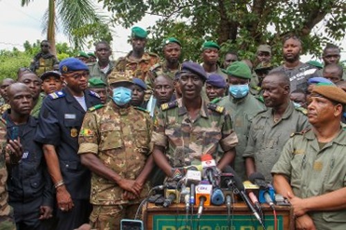 Οι στρατιωτικοί που κατέλαβαν την εξουσία στο Μάλι εμφανίζονται ως «σωτήρες» του λαού