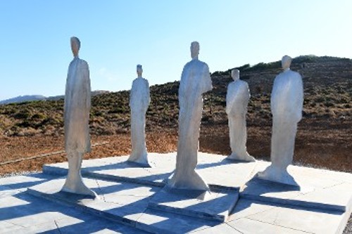 Οι «Σκιές»: Το Μνημείο του ΚΚΕ που στέκει από προχτές στη Μακρόνησο