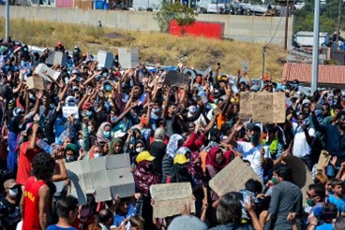 Με πλακάτ και συνθήματα διαμαρτυρήθηκαν πρόσφυγες και μετανάστες