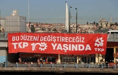 Γιγαντοπανό στη γέφυρα του Γαλατά στην Κωνσταντινούπολη. «Θα αλλάξουμε αυτό το κοινωνικό σύστημα», αναγράφει