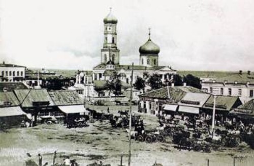 Η Μαριούπολη στις αρχές του 20ού αιώνα. Σε πρώτο πλάνο η πλατεία της αγοράς και στο βάθος ο ναός του Αγ. Χαραλάμπους με το ναό της Αγ. Αικατερίνης