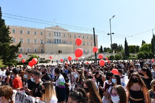 Συνθήματα, πανό και μπαλόνια στη χτεσινή πορεία στην Αθήνα