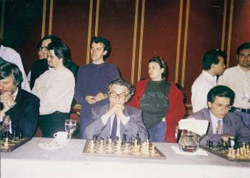 Προσωπικότητες του καλλιτεχνικού χώρου, αλλά και της πολιτικής, σε σκακιστικούς αγώνες. Στο μέσον ο ηθοποιός και πρώην βουλευτής, Στέφ. Ληναίος