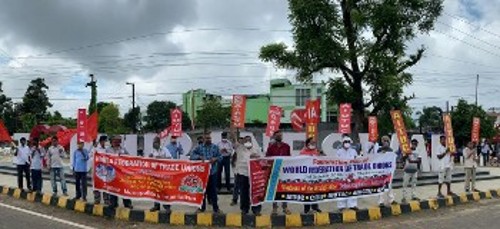 Εκδηλώσεις για τα 75χρονα της ΠΣΟ οργανώθηκαν από συνδικάτα σε όλο τον κόσμο (φωτ. από την Ινδία)