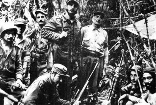 1956. Ο Φιντέλ Κάστρο και οι 82 επαναστάτες της «Γκράνμα» αποβιβάζονται σε μιά ελώδη περιοχή ρυζοφόρων στο Οριέντε. Χωρικοί τους προσφέρουν υλική βοήθεια και υποστήριξη. Στη φωτ., ο οδηγός Κρεσένσιο Πέρες, δίπλα στον Φιντέλ, προσφέρει στους επιζήσαντες του «Γκράνμα» την αλληλεγγύη των χωρικών της Σιέρα