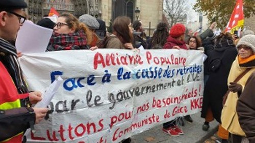 Οι δυνάμεις του ΚΚΕ και της ΚΝΕ έδωσαν το «παρών» στις πρόσφατες κινητοποιήσεις ενάντια στην αντιασφαλιστική μεταρρύθμιση της κυβέρνησης Μακρόν στη Γαλλία