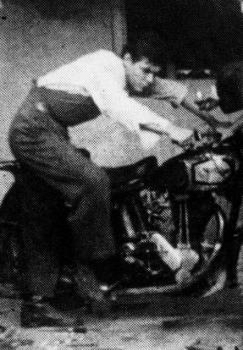 Ο Τσε Γκεβάρα στα τέλη του Δεκέμβρη του 1951 ξεκινά το πρώτο του ταξίδι στη Λατινική Αμερική με μοτοσικλέτα. Διανύει τη Χιλή, τη Βολιβία και το Περού. Στη φωτογραφία, με τη μοτοσικλέτα του - έναν σύμμαχο που τον εγκαταλείπει στο Σαντιάγο της Χιλής