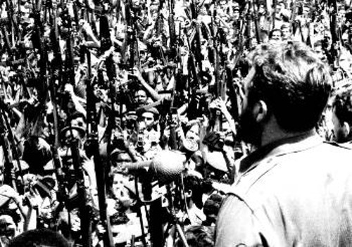 Στις 16 Απρίλη 1961, ο Φιντέλ στην κατάμεστη Πλατεία της Επανάστασης διακηρύσσει το σοσιαλιστικό χαρακτήρα της Επανάστασης. Η απάντηση από τους ένοπλους Κουβανούς είναι ομόφωνη: «Πατρίδα ή Θάνατος»!