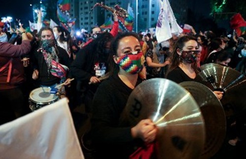 Χιλιάδες βγήκαν στους δρόμους να πανηγυρίσουν για την επικράτηση του «ναι» στην αλλαγή του Συντάγματος