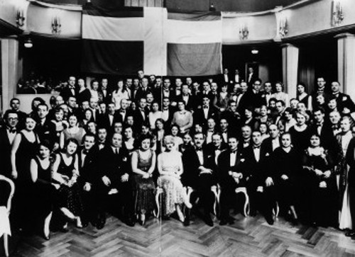 Βερολίνο 25 Μαρτίου 1931. 1η σειρά καθισμένοι από αριστερά: δύο κυρίες, ο Νίκος Σκαλκώτας (με το παπιγιόν), ο τενόρος Κώστας Μυλωνάς (1889 - 1948), η σοπράνο Μαργαρίτα Πέρρα (1908 - 1984), το ζεύγος Ιωάννου Πολίτη, ο Γερ. Παπαβασιλείου,ο Λύσανδρος Ιωαννίδης, η μητέρα της Πέρρα (φωτογρ. Γερ. Παπαβασιλείου. Αρχείο ΑΕΜΘΤ)
