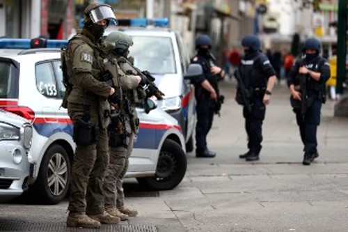 Η αυστριακή πρωτεύουσα γεμάτη δυνάμεις της αστυνομίας και του στρατού την επομένη της ένοπλης επίθεσης