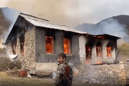 Αρμένιοι στο Ναγκόρνο Καραμπάχ εγκαταλείπουν τα σπίτια τους και τα καίνε για να μην τα βρουν οι Αζέροι