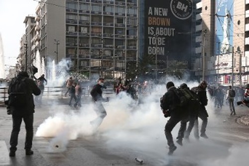 Οργιο καταστολής από την αστυνομία σε βάρος της συγκέντρωσης του ΚΚΕ στο κέντρο της πόλης