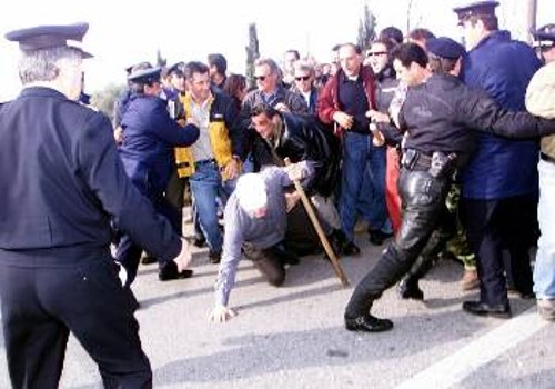 Στιγμιότυπο από το χτύπημα των αγροτών από τις δυνάμεις καταστολής στο Αίγιο το 2004