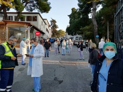 Γιατροί και νοσηλευτές στην αυλή του Νοσοκομείου «Αγ. Δημήτριος» τη μέρα της απεργίας