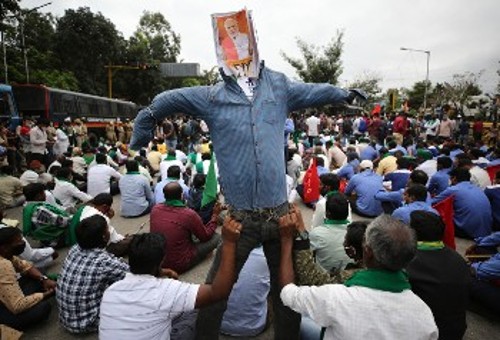 Μαζικές και μαχητικές είναι οι διαδηλώσεις των αγροτών στην Ινδία