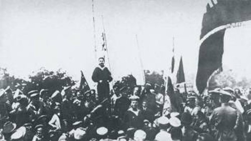Ενας ναύτης, αντιπρόσωπος των μπολσεβίκων των ναυτών της Βαλτικής, μιλάει σε συλλαλητήριο των στρατιωτών της φρουράς της Σεβαστούπολης το 1917