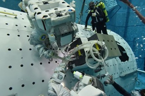 Αστροναύτες προβάρουν τη διαδικασία εγκατάστασης του συστήματος ColKa, σε ομοίωμα τμήματος του ΔΔΣ, τοποθετημένο μέσα σε δεξαμενή προσομοίωσης μηδενικής βαρύτητας της NASA