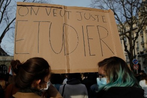 «Θέλουμε απλά να σπουδάσουμε». Από πρόσφατη διαδήλωση φοιτητών στο Παρίσι, με αίτημα την ασφαλή επαναλειτουργία όλων των πανεπιστημίων